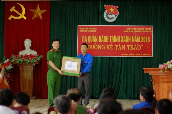 Đại diện Đoàn Thanh niên Học viện CSND trao tặng 01 bộ máy tính cho Đoàn Thanh niên xã Sơn Nam
